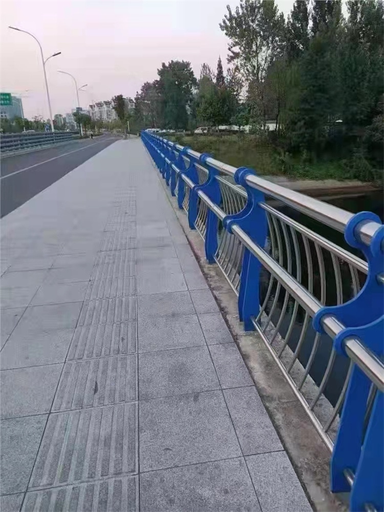不銹鋼復(fù)合管護(hù)欄